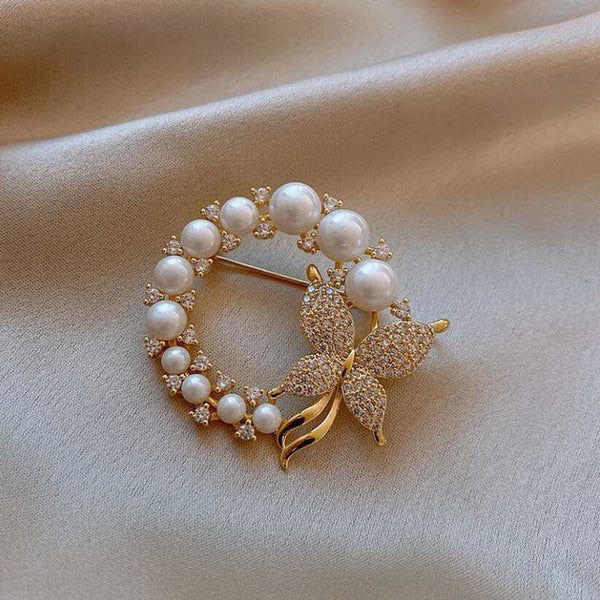 Broche Vintage en Forma de Mariposa con Perlas y Diamantes en Oro